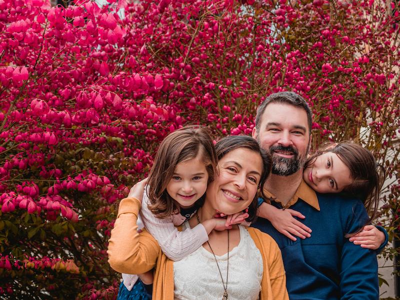 Bilinguisme en famille : complicité et transmission naturelle Famille heureuse partageant un moment – bilinguisme chez l’enfant en contexte familial